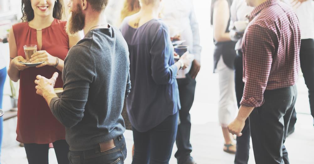 les gens socialement réussis sortent seuls pour rencontrer de nouvelles personnes