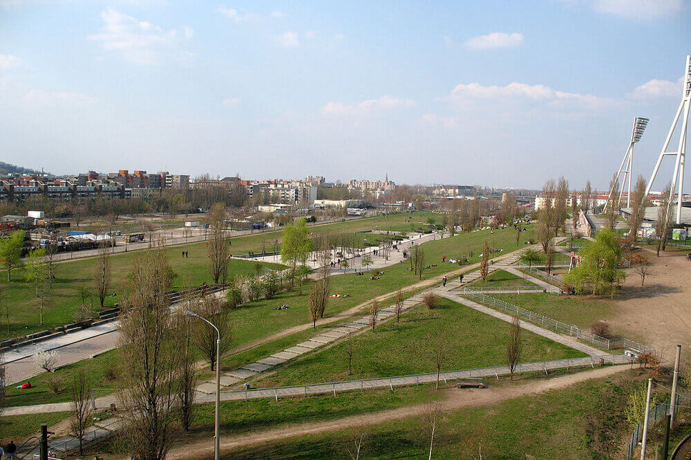 Make friends at Mauerpark